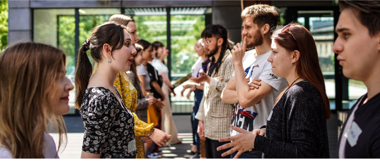 Junge Menschen blicken sich in die Augen